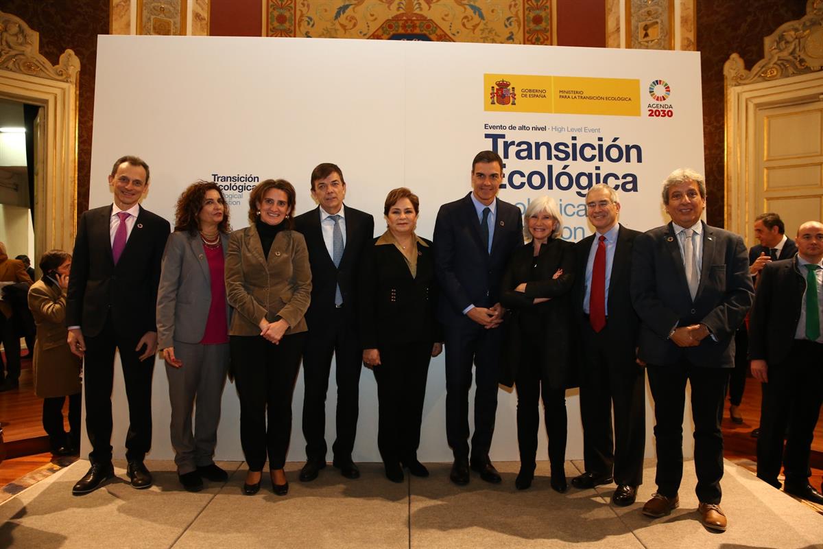 18/01/2019. Sánchez anuncia el Plan de Energía y Clima 2021-2030. El presidente del Gobierno, Pedro Sánchez, el ministro Pedro Duque, las mi...